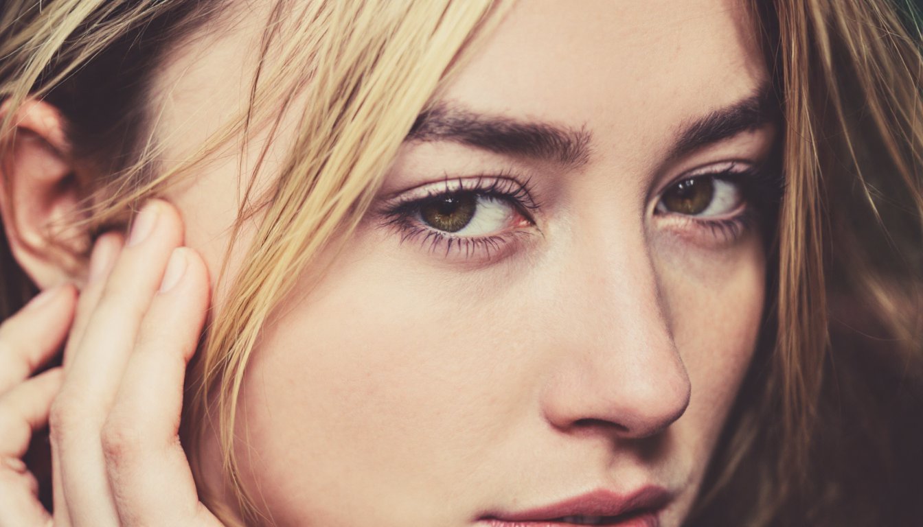 Fresh ginger slices, peppermint, and fennel seeds prepared on a kitchen counter for travel.